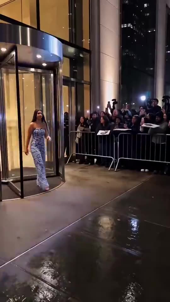 Celebrity Signature Filter: Sign Autographs for Your Fans with AI: Make This Meme Video Online